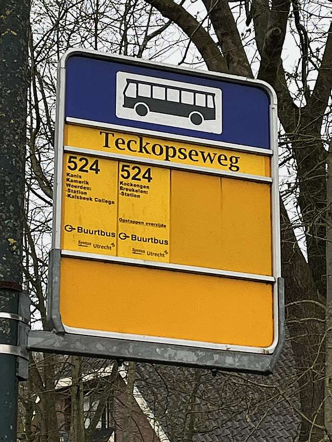 photo yellow bus stop sign Teckopseweg 52 12990352200265 4.913105321780562 netherlands 20230410